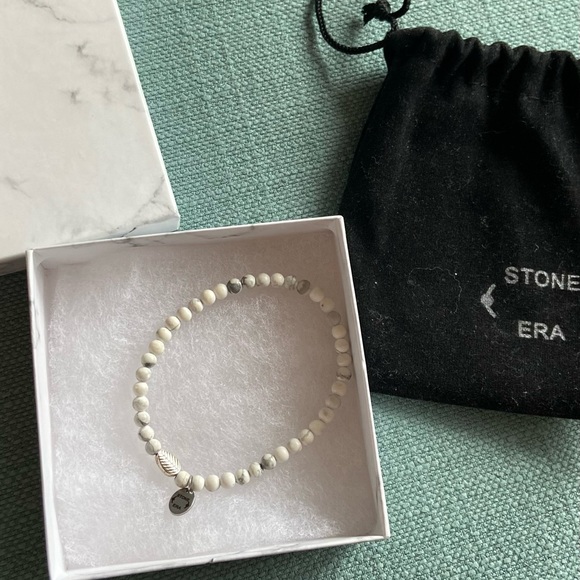 Stone Era NWOT white turquoise with leaf detail bracelet - Picture 3 of 6